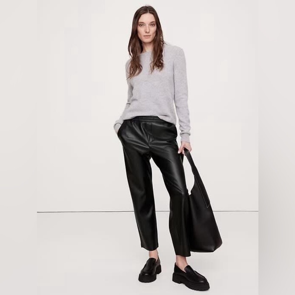 NWT – BANANA REPUBLIC – Vegan Leather Pant in Black. XS. Runs large